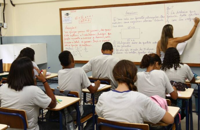 Programa Pé-de-Meia: Estudantes do ensino médio podem consultar se estão na lista a partir desta quarta-feira