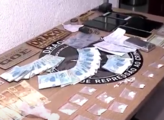 Ação de combate ao tráfico de drogas realiza 17 mandados de busca e apreensão e uma mulher é presa em flagrante, na Paraíba