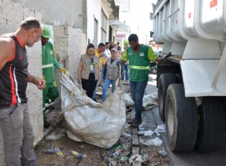 Cerca de duas toneladas de lixo são retiradas de uma casa em Campina Grande em ação da Prefeitura