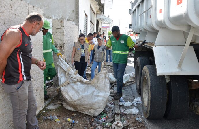 Cerca de duas toneladas de lixo são retiradas de uma casa em Campina Grande em ação da Prefeitura