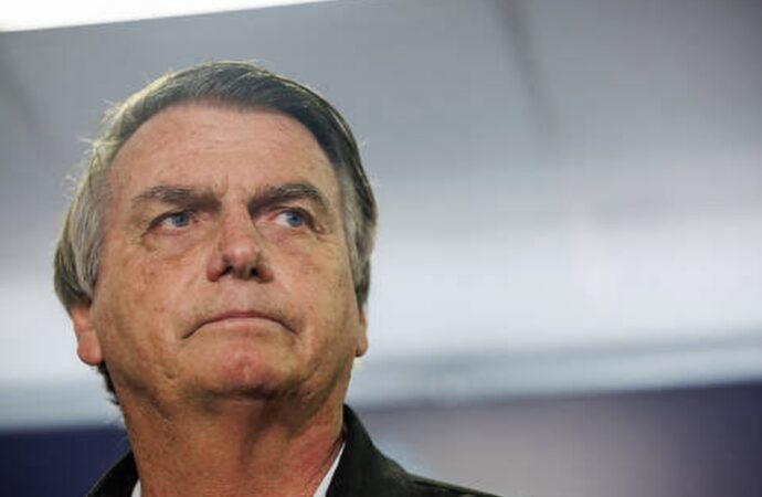Ministro do STF autoriza PF a investigar vacina de Bolsonaro