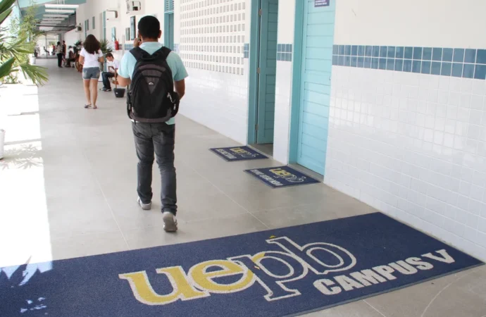 Professores da UEPB realizam paralisação em protesto nesta terça-feira