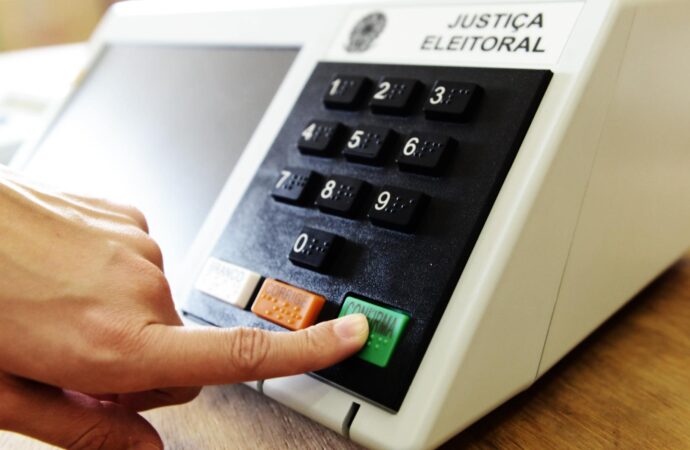 Jovens de 16 a 18 anos podem tirar 1º título de eleitor até 8 de maio