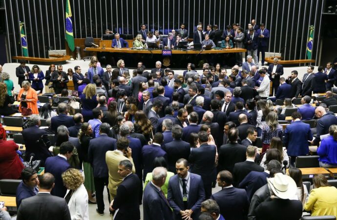 Câmara aprova proposta que taxa em 20% compras internacionais de até US$ 50