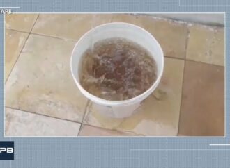 Moradores de Campina Grande denunciam coloração escura e falta de água