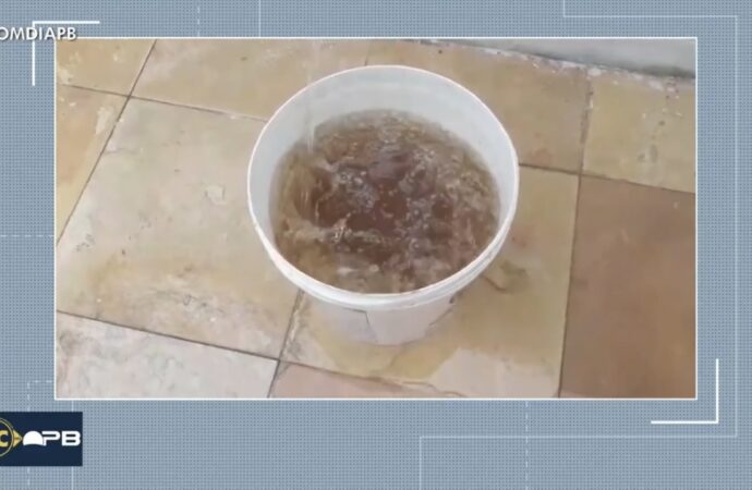 Moradores de Campina Grande denunciam coloração escura e falta de água