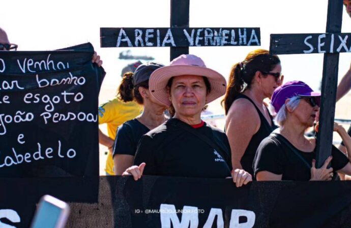 Esgoto no mar: manifestação na orla pede socorro pelas praias e rios em João Pessoa
