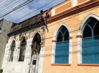 Desesperado por escapar de uma tentativa de linchamento, homem escala fachada de casarão no Centro de JP
