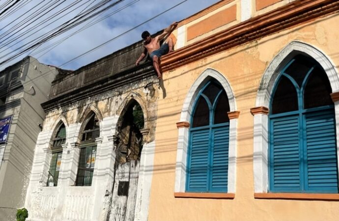 Desesperado por escapar de uma tentativa de linchamento, homem escala fachada de casarão no Centro de JP