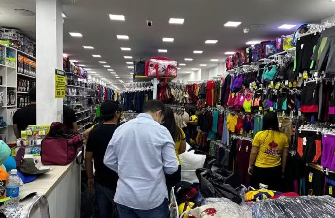 Polícia apreende mais de mil produtos falsificados em loja de Campina Grande