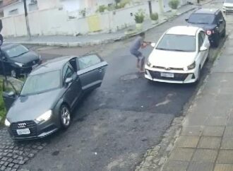 Criminosos roubam carro em frente a condomínio em João Pessoa e deixam moradores aterrorizados 