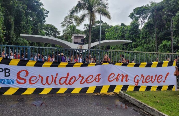 Professores da UFPB rejeitam proposta do governo e entram em greve
