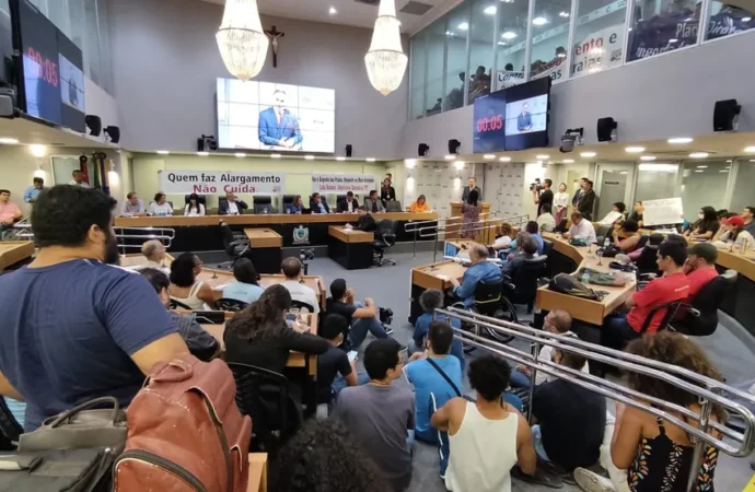 Projeto que determina doação de parte de salários de servidores e deputados para vítimas do RS é aprovado