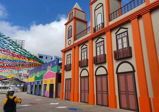 Faltando uma semana para a festa, montagens e preparações para o São João de Campina Grande estão finalizando