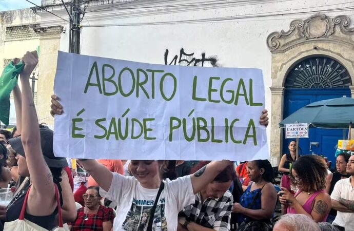 Mulheres protestam contra PL de aborto em ato na Paraíba