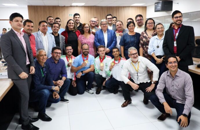 João Azevêdo recepciona estudantes paraibanos premiados em competição internacional de tecnologia