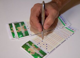 Mega-Sena acumula e prêmio vai a R$ 53 milhões; veja os números