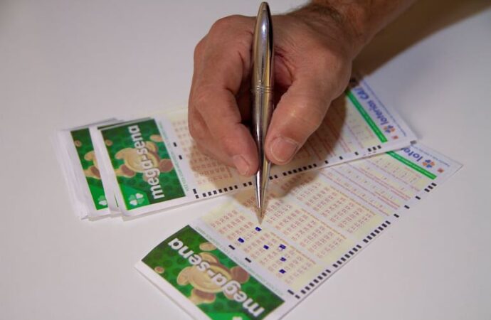 Mega-Sena acumula e prêmio vai a R$ 53 milhões; veja os números
