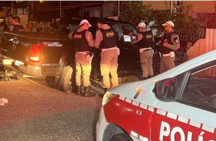 Motorista perde controle de carro, bate em muro e deixa três feridos em João Pessoa