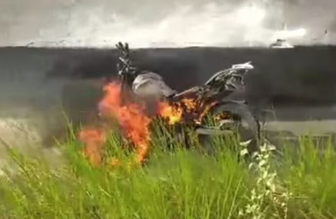 Acidente envolvendo quatro veículos deixa uma pessoa ferida e moto em chamas