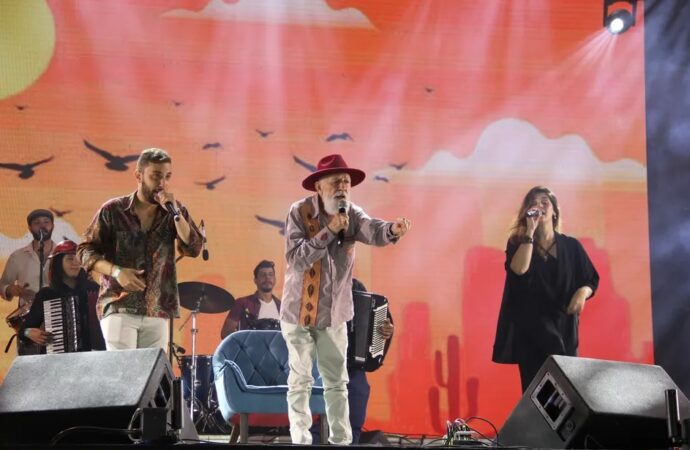 Biliu de Campina anuncia despedida dos palcos e afilhados musicais realizam tributo no Parque do Povo