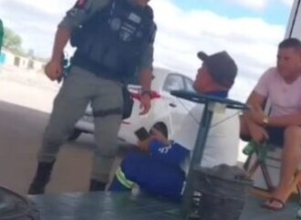 Policial militar agride homem com deficiência mental no Sertão