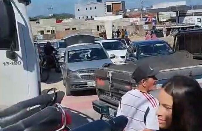 Moradores reclamam de trânsito caótico em Juazeirinho; veja vídeo