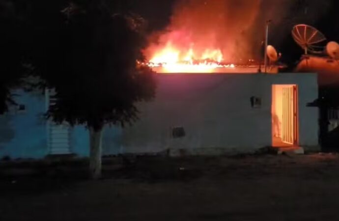 Homem é preso suspeito de agredir ex-mulher e filho e atear fogo na casa das vítimas