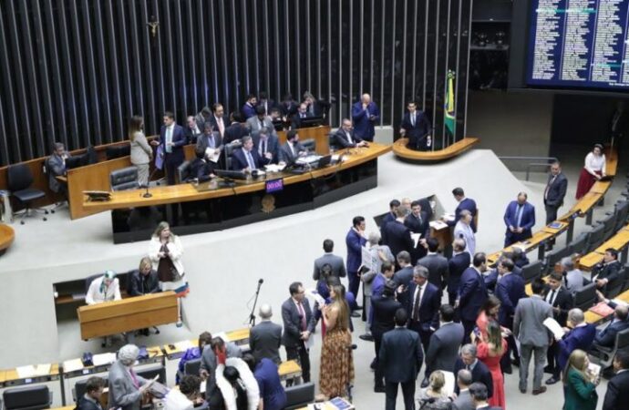 Pesquisa mostra que maioria nas redes sociais é contra projeto de lei que equipara aborto a homicídio