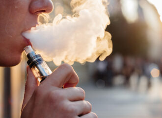 Anvisa Nacional inspeciona venda de cigarros contrabandeados e ‘vapes’ no Parque do Povo