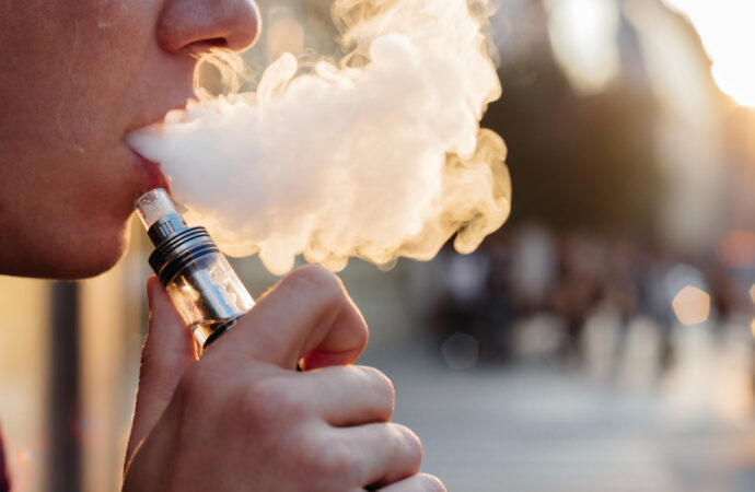 Anvisa Nacional inspeciona venda de cigarros contrabandeados e ‘vapes’ no Parque do Povo