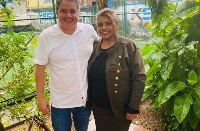 Senador Efraim Filho oficializa apoio à pré-candidatura de Aninha Silva à prefeita de Alagoa Nova 