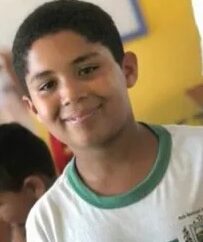 Tio de criança que morreu após cair de ônibus na Paraíba denuncia porta quebrada e falta de supervisão
