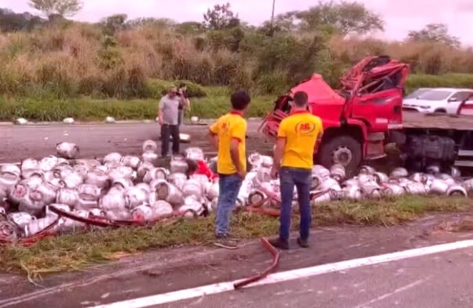 Caminhão com botijões de gás tomba na Paraíba