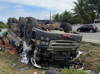 Homem morre após tombamento de caminhão na BR-230, na Paraíba