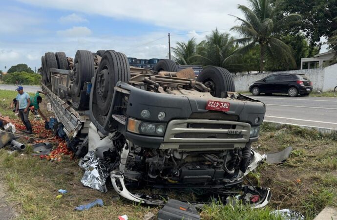 Homem morre após tombamento de caminhão na BR-230, na Paraíba