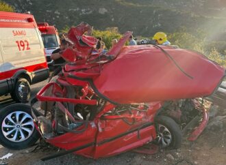 Caminhão e carro ficam destruídos em acidente grave, e todos os cinco ocupantes sobrevivem