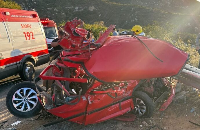 Caminhão e carro ficam destruídos em acidente grave, e todos os cinco ocupantes sobrevivem