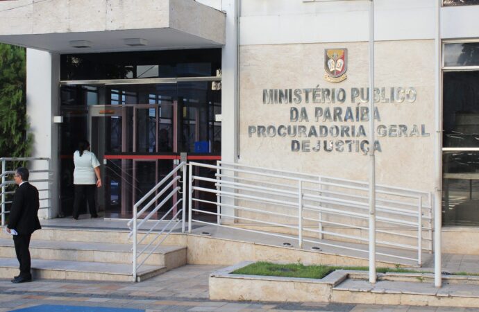 Ex-prefeito paraibano enfrenta ação judicial por suposto esquema com empresa fantasma envolvendo seu filho