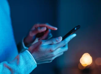Brasil registra recorde de 211 casos diários de stalking contra mulheres em 2023