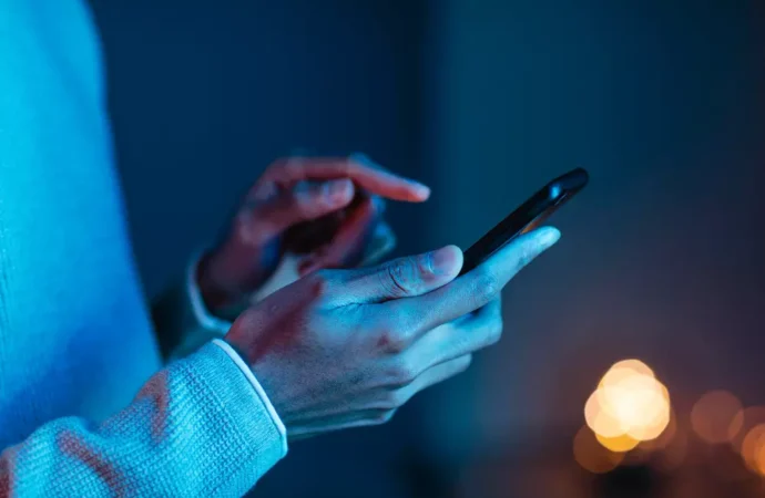 Brasil registra recorde de 211 casos diários de stalking contra mulheres em 2023