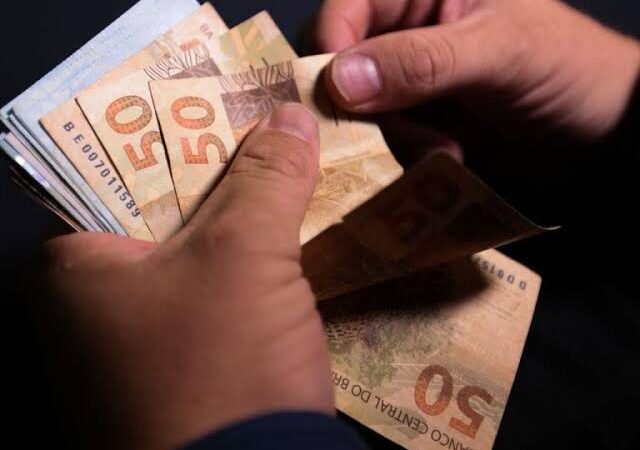 Salário mínimo de 2025 deve subir para R$ 1.509,00, segundo Projeto de Lei Orçamentária