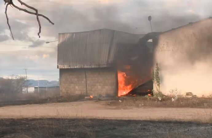 Fábrica de papelão é destruída por incêndio em Sousa PB