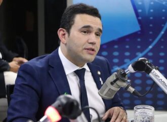 Candidato Jhony Bezerra pede respeito com os servidores de Campina durante debate