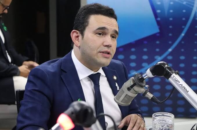 Candidato Jhony Bezerra pede respeito com os servidores de Campina durante debate