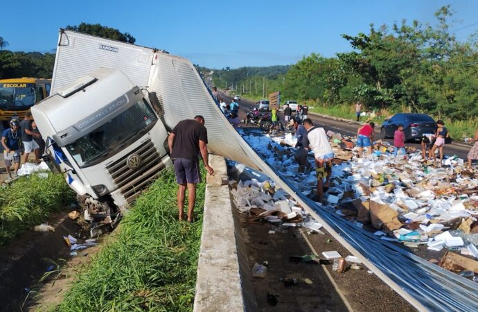 Caminhão tomba na BR-101, espalha produtos alimentícios na via e carga é saqueada na Paraíba 
