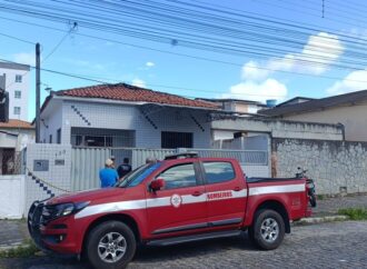 Homem é encontrado morto com corpo carbonizado após incêndio atingir casa em João Pessoa