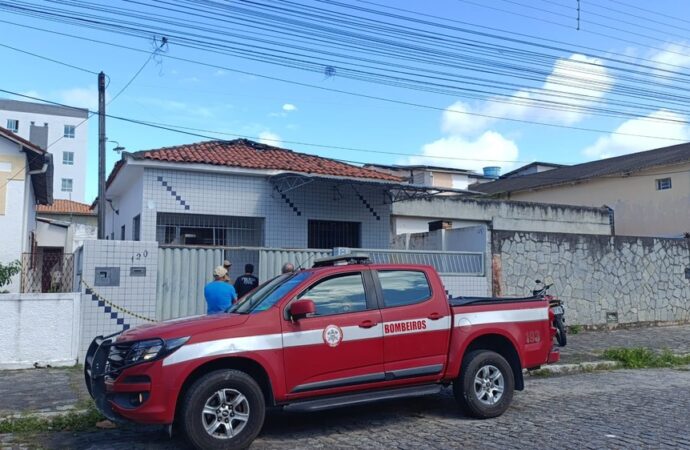 Homem é encontrado morto com corpo carbonizado após incêndio atingir casa em João Pessoa