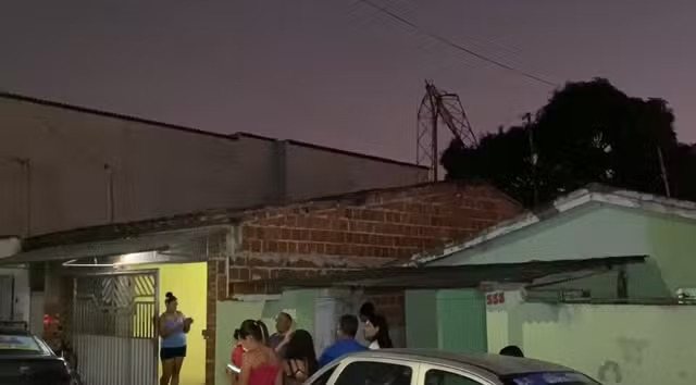 Antena cai em cima de casas e deixa criança ferida na Paraíba