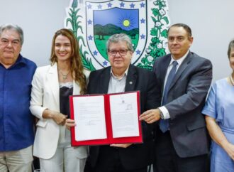 João Azevêdo autoriza lançamento de edital de apoio aos clubes de futebol da Paraíba